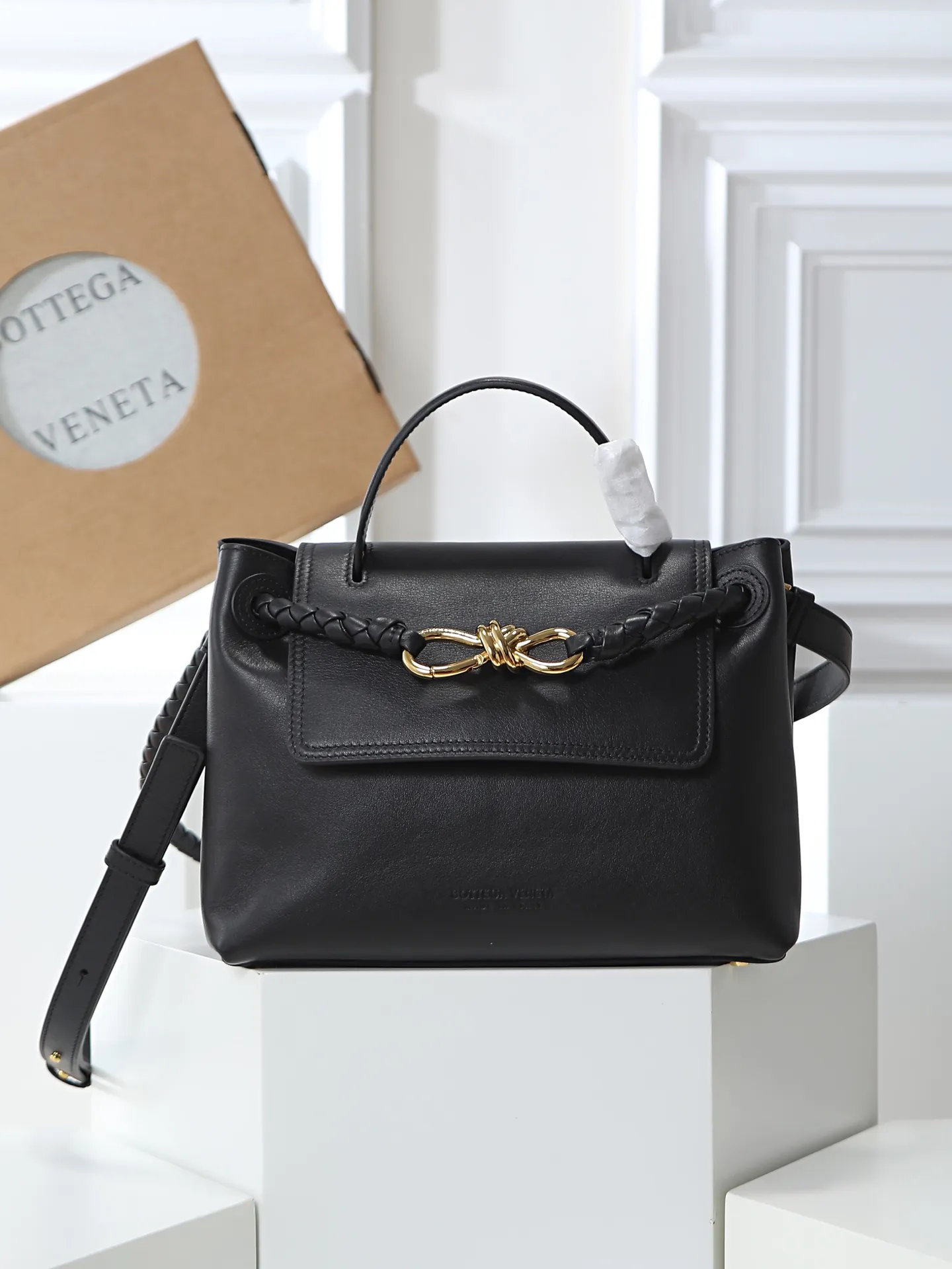 1150. Bottega Veneta's latest Ciao Ciao bag is a two-way flap handbag in silky cowhide, decorated with signature twist details, hidden hook closure, the flap can be fastened to the front, or connected to the INTRECCIATO woven internal pocket, with an adjustable and removable crossbody strap, an internal compartment, and a zippered pocket. The surprise flap has various shapes. Style 1 - Cover the bag surface, exposing the knot and knot decoration. Style 2 - Place the flap inside the bag. A buckle is also designed. Style 3 - The U-shaped position of the top handle in the hand bag. Style No.: 835835 Size: 26*19*10.5cm